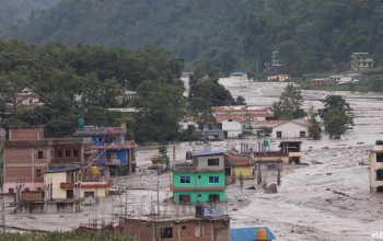 बाढीले हालसम्म ६० घर टहरा बगायो, बाहुनेपाटी पुल जोखिममा